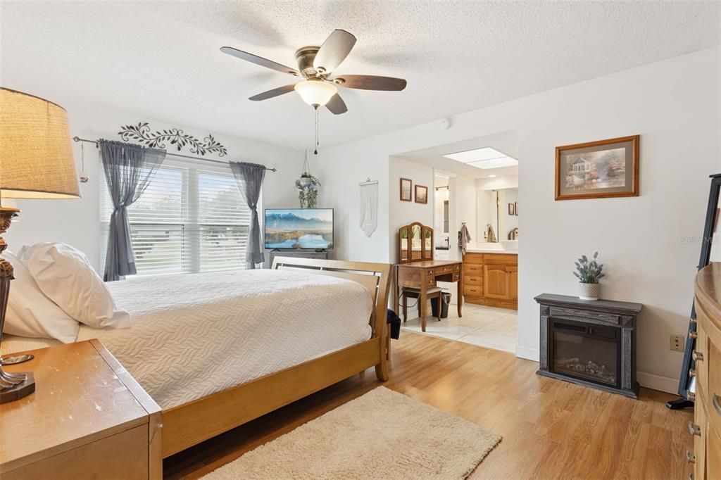 На продажу: $389,000 (4 спален, 2 ванн, 2027 Квадратных фут)