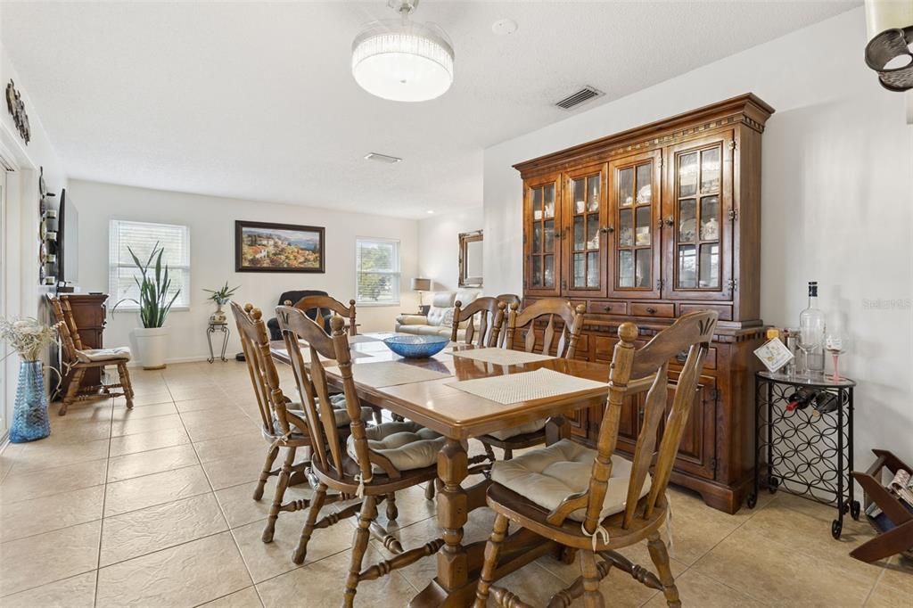 На продажу: $389,000 (4 спален, 2 ванн, 2027 Квадратных фут)