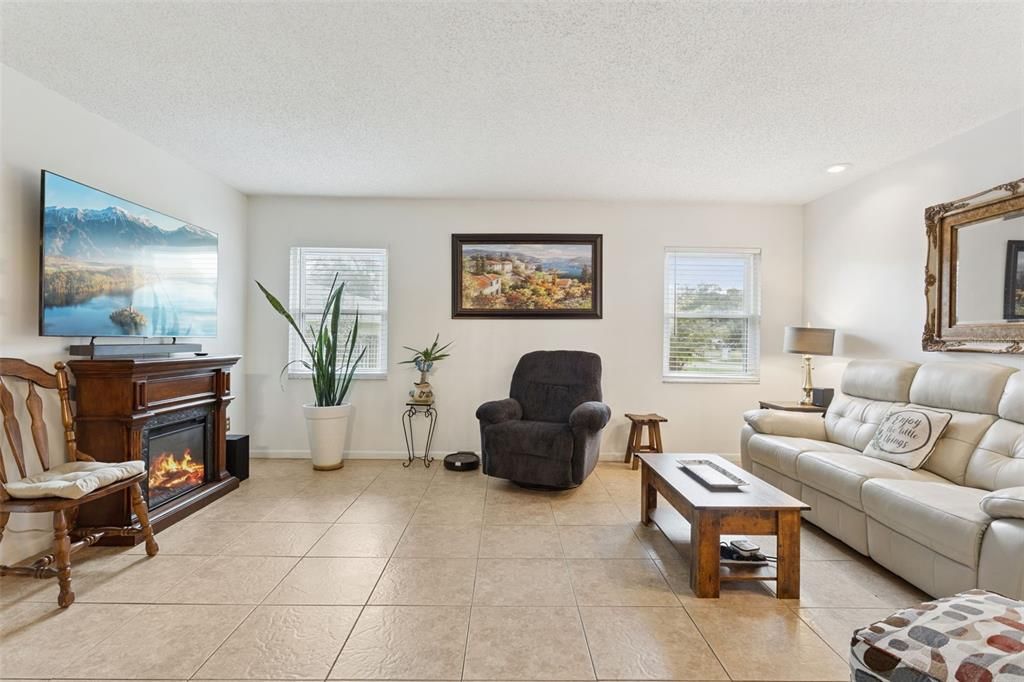 На продажу: $389,000 (4 спален, 2 ванн, 2027 Квадратных фут)