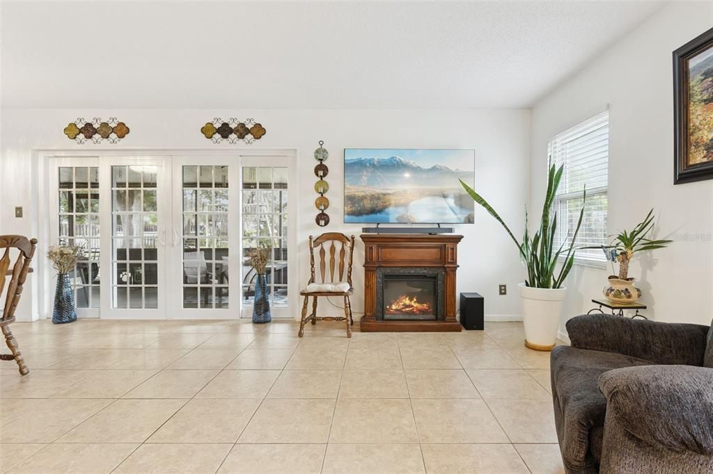 На продажу: $389,000 (4 спален, 2 ванн, 2027 Квадратных фут)