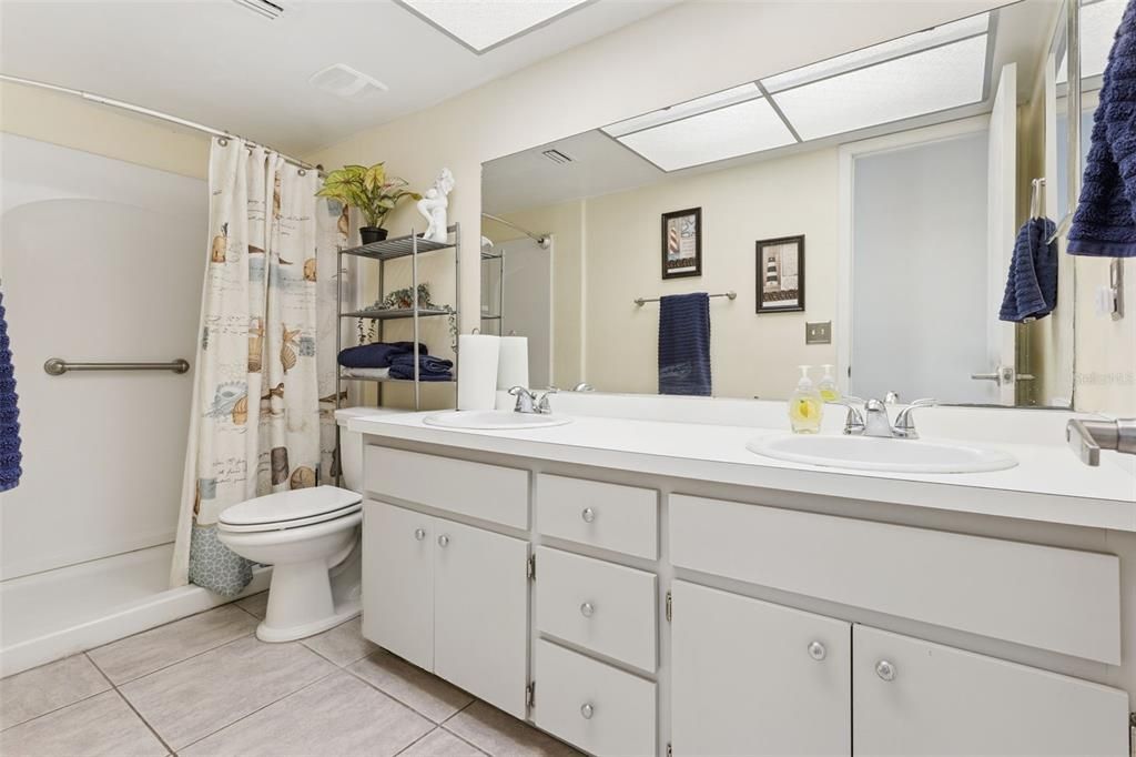 На продажу: $389,000 (4 спален, 2 ванн, 2027 Квадратных фут)