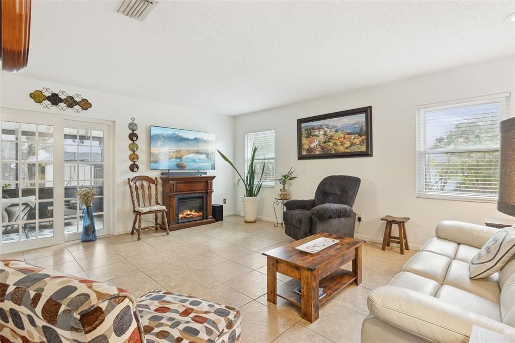 На продажу: $389,000 (4 спален, 2 ванн, 2027 Квадратных фут)