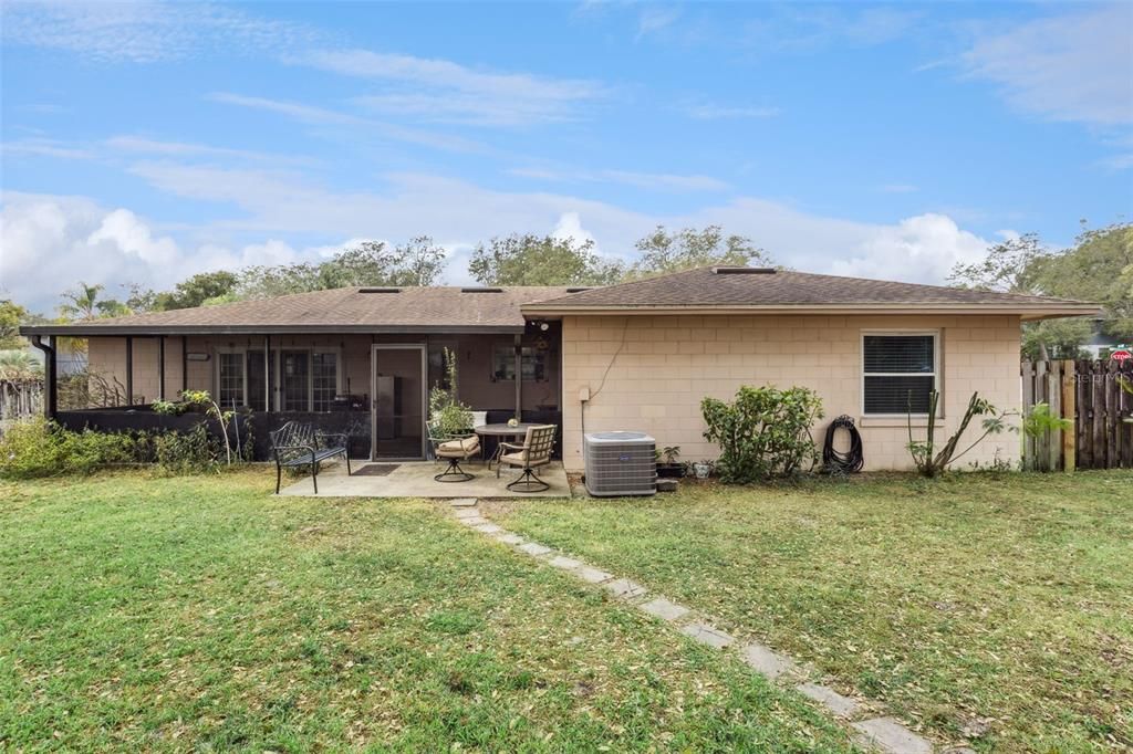 На продажу: $389,000 (4 спален, 2 ванн, 2027 Квадратных фут)