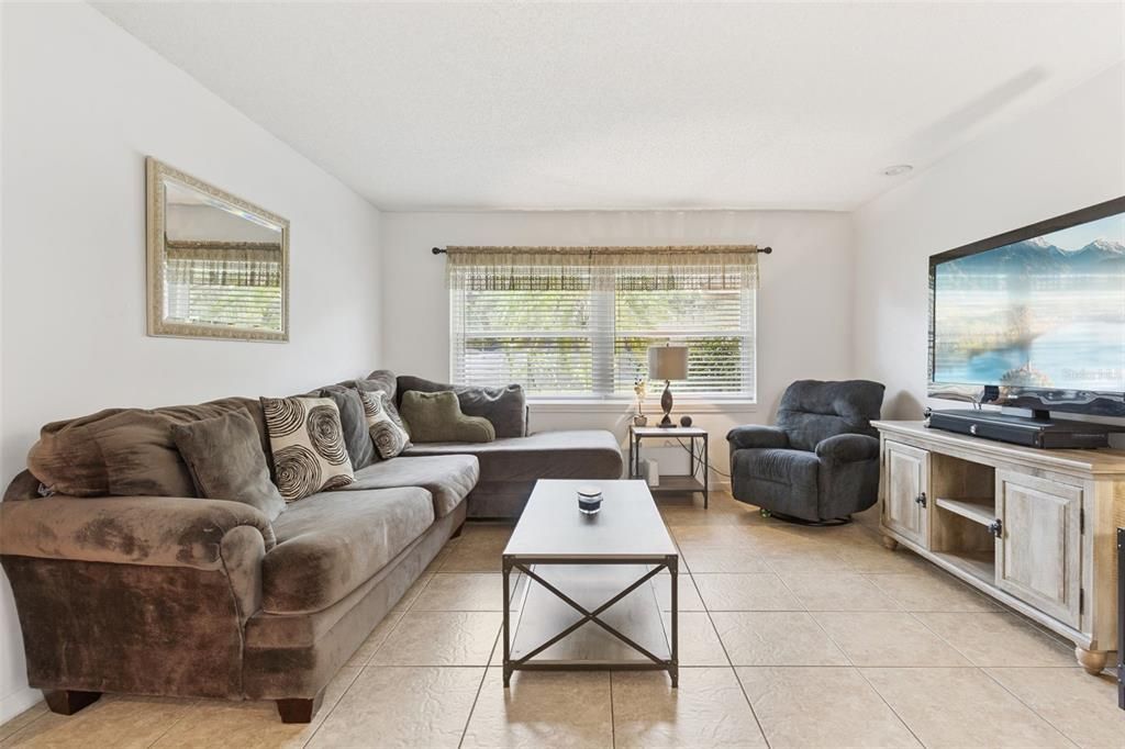 На продажу: $389,000 (4 спален, 2 ванн, 2027 Квадратных фут)