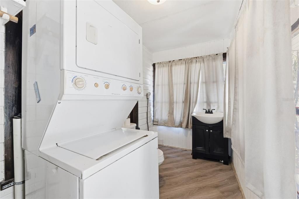 На продажу: $160,000 (2 спален, 1 ванн, 984 Квадратных фут)