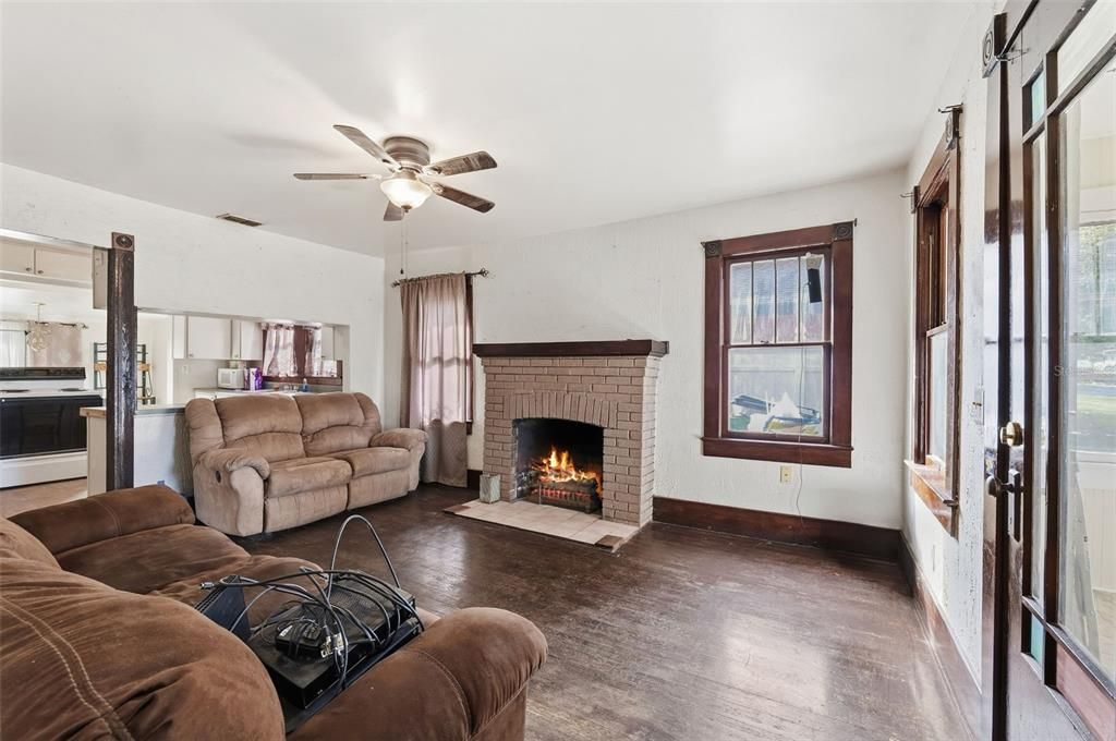 На продажу: $160,000 (2 спален, 1 ванн, 984 Квадратных фут)