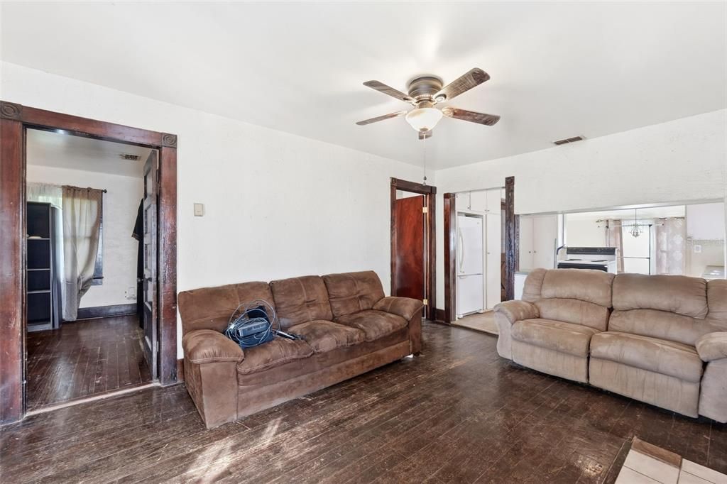 На продажу: $160,000 (2 спален, 1 ванн, 984 Квадратных фут)