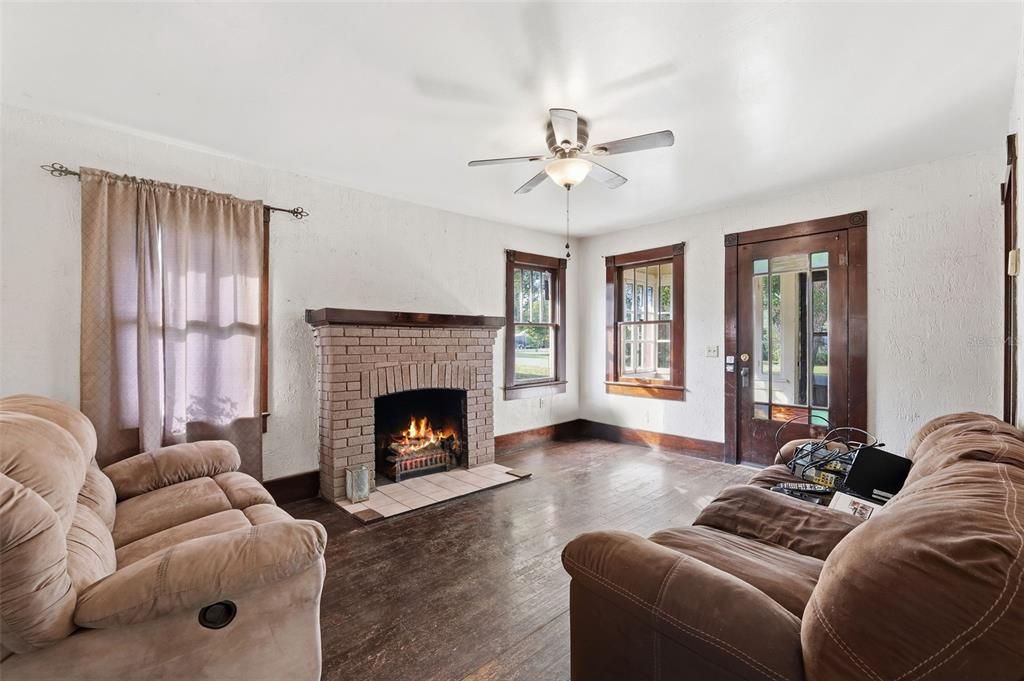 На продажу: $160,000 (2 спален, 1 ванн, 984 Квадратных фут)