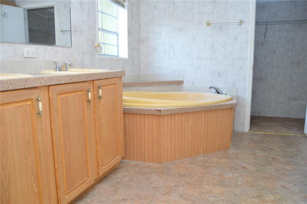 En Venta: $190,000 (4 camas, 2 baños, 2356 Pies cuadrados)