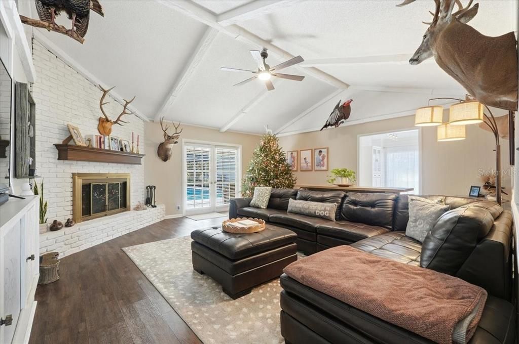 En Venta: $415,000 (4 camas, 2 baños, 2460 Pies cuadrados)