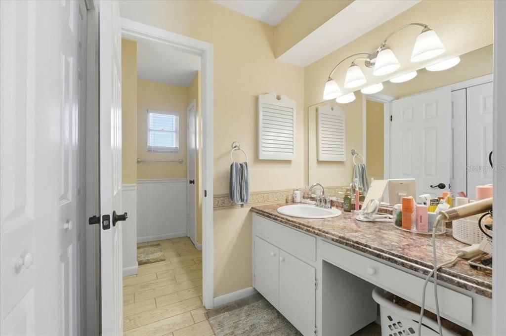 En Venta: $415,000 (4 camas, 2 baños, 2460 Pies cuadrados)