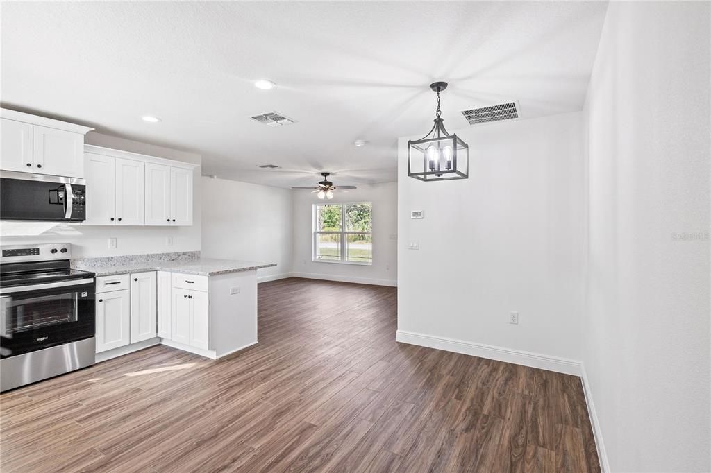 На продажу: $279,999 (3 спален, 2 ванн, 1169 Квадратных фут)