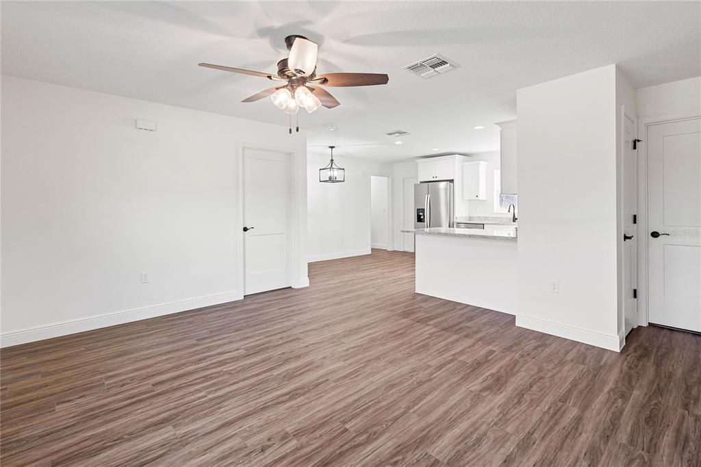 На продажу: $279,999 (3 спален, 2 ванн, 1169 Квадратных фут)