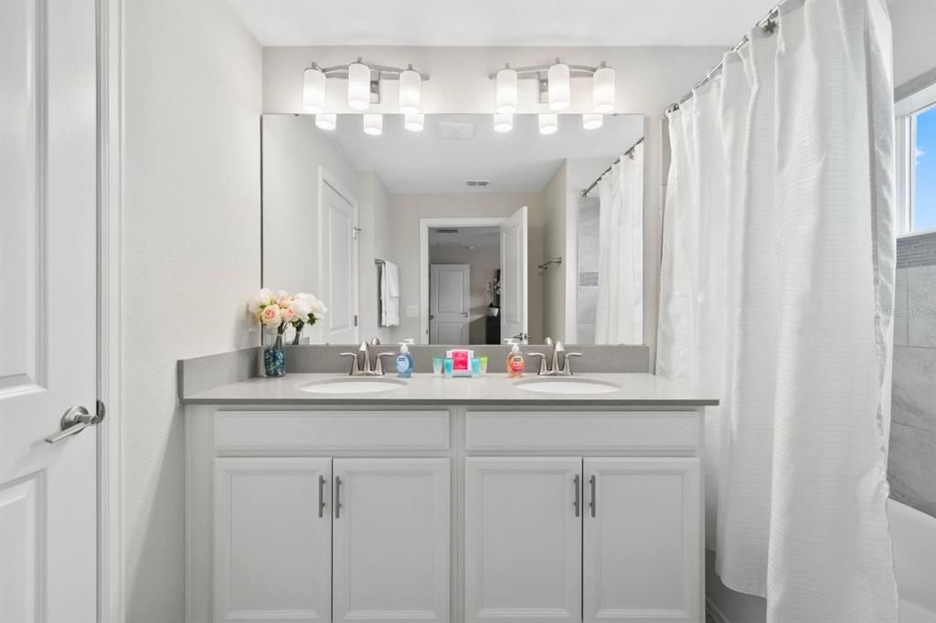 出租: $3,000 (4 贝兹, 3 浴室, 1914 平方英尺)