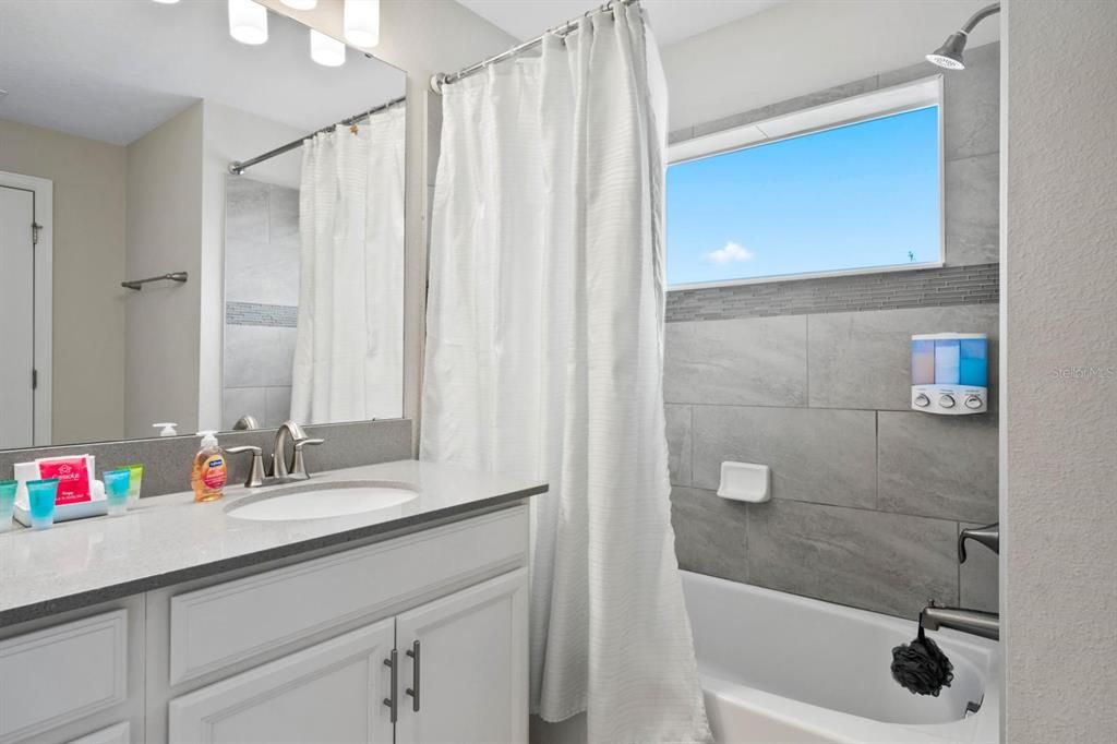 出租: $3,000 (4 贝兹, 3 浴室, 1914 平方英尺)