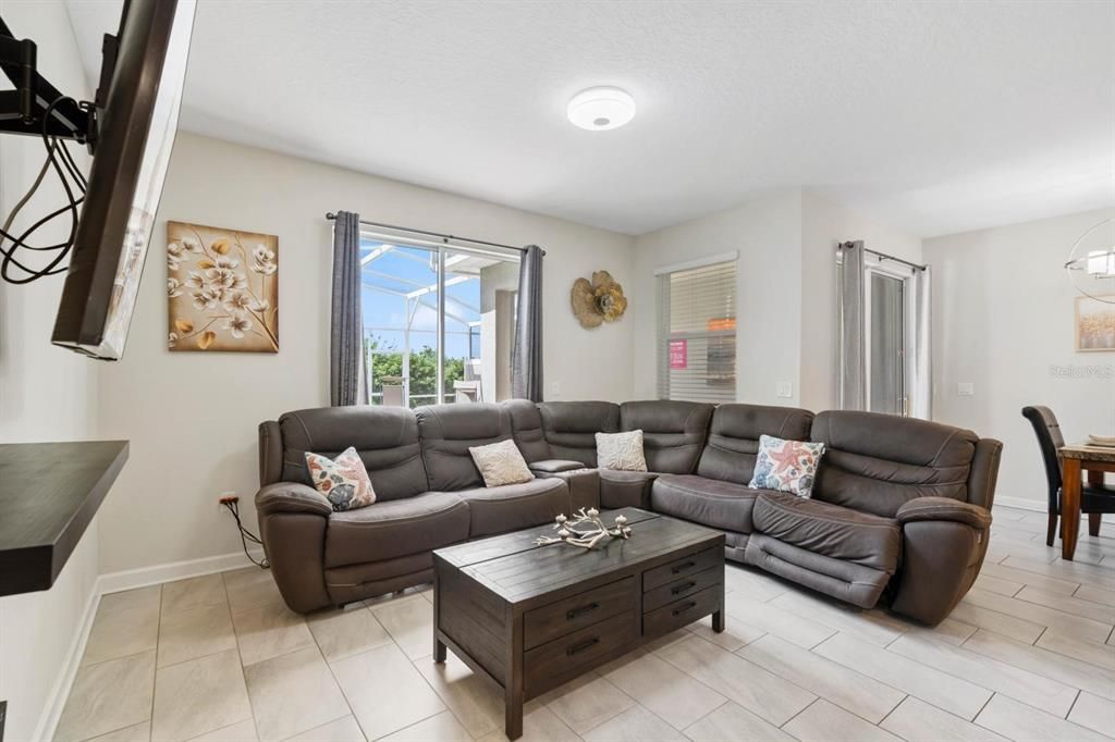 出租: $3,000 (4 贝兹, 3 浴室, 1914 平方英尺)