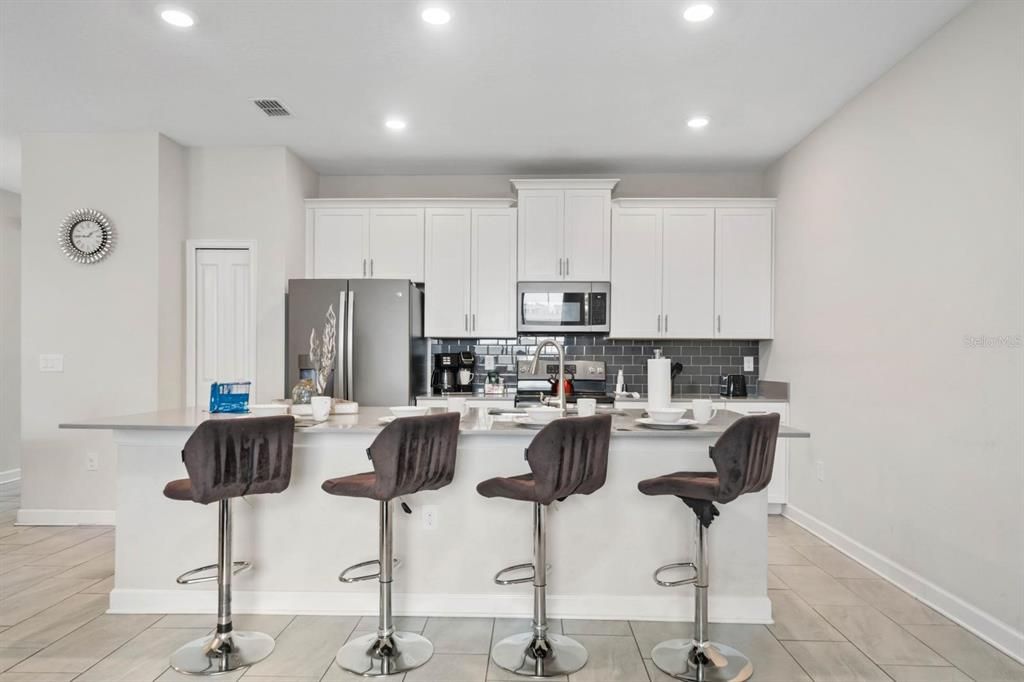 出租: $3,000 (4 贝兹, 3 浴室, 1914 平方英尺)