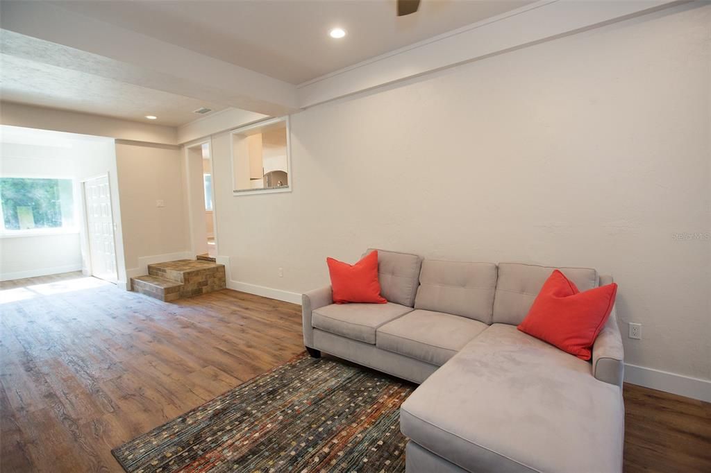 Под контрактом: $525,000 (3 спален, 2 ванн, 2024 Квадратных фут)