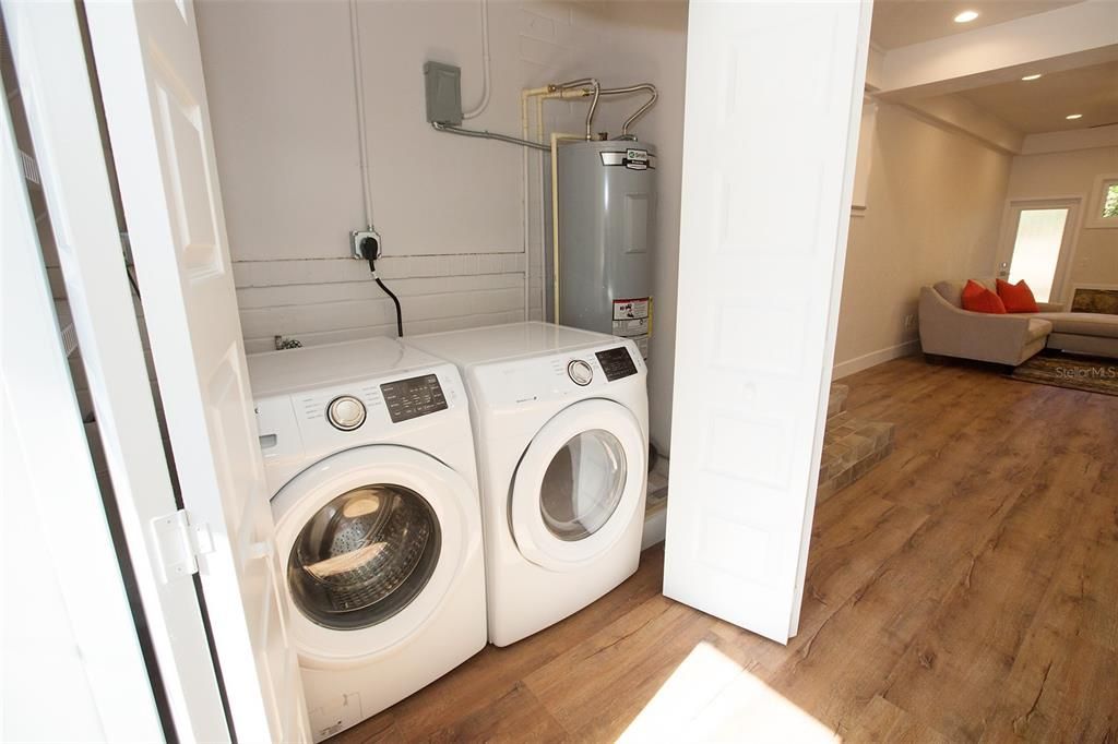 Под контрактом: $525,000 (3 спален, 2 ванн, 2024 Квадратных фут)