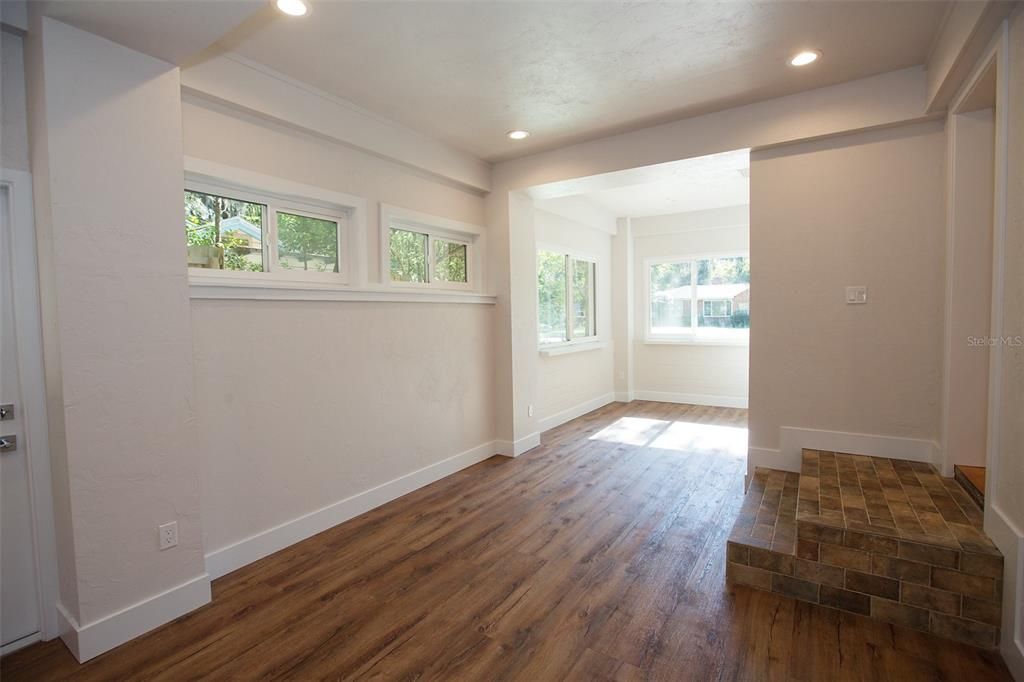 Под контрактом: $525,000 (3 спален, 2 ванн, 2024 Квадратных фут)