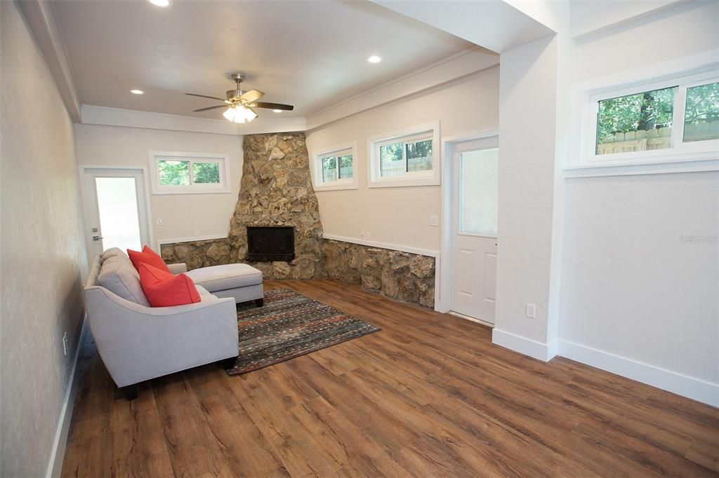 Под контрактом: $525,000 (3 спален, 2 ванн, 2024 Квадратных фут)