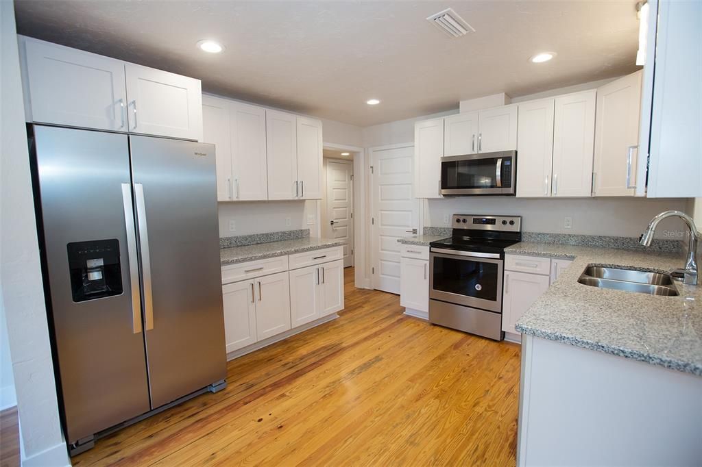 Под контрактом: $525,000 (3 спален, 2 ванн, 2024 Квадратных фут)