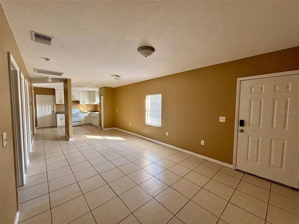 出租: $1,200 (2 贝兹, 1 浴室, 1820 平方英尺)