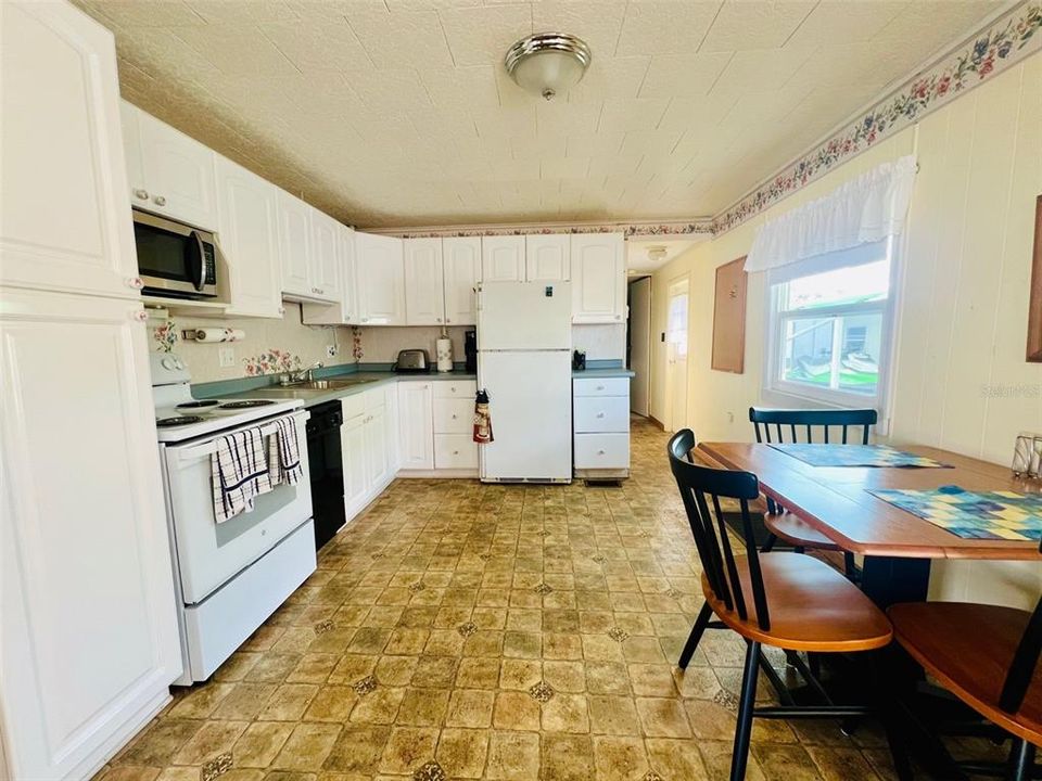 На продажу: $99,900 (2 спален, 2 ванн, 1052 Квадратных фут)