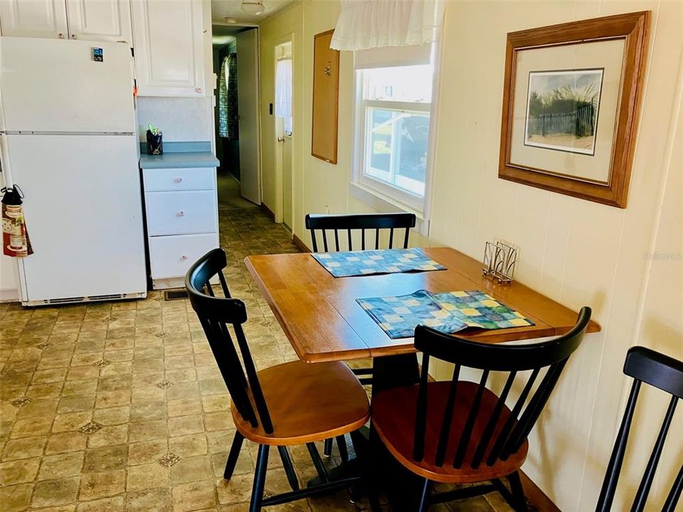 На продажу: $99,900 (2 спален, 2 ванн, 1052 Квадратных фут)