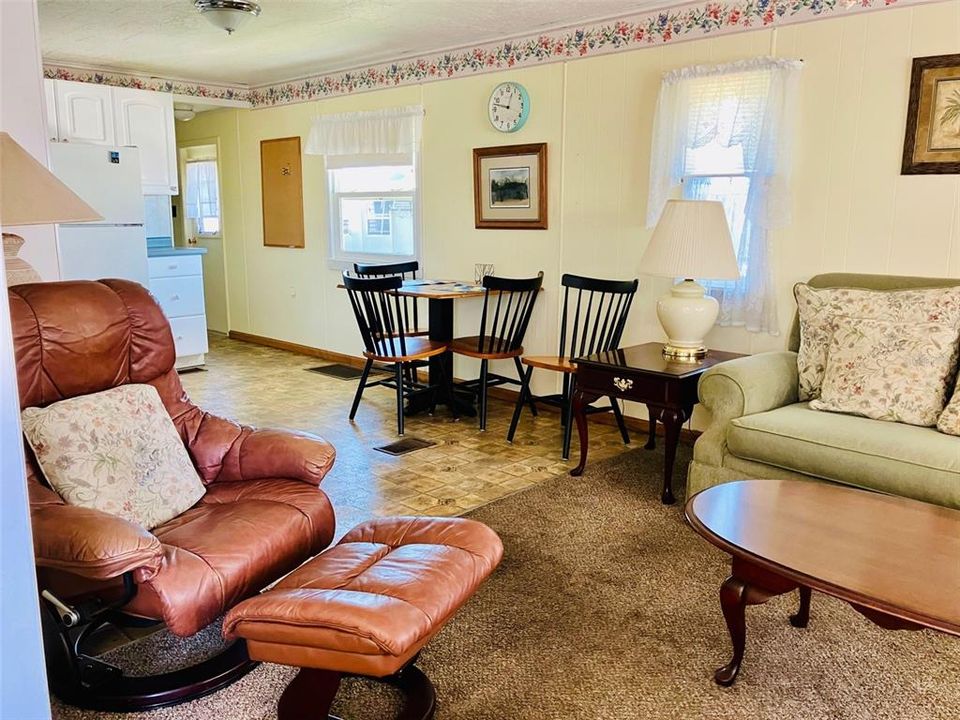 На продажу: $99,900 (2 спален, 2 ванн, 1052 Квадратных фут)