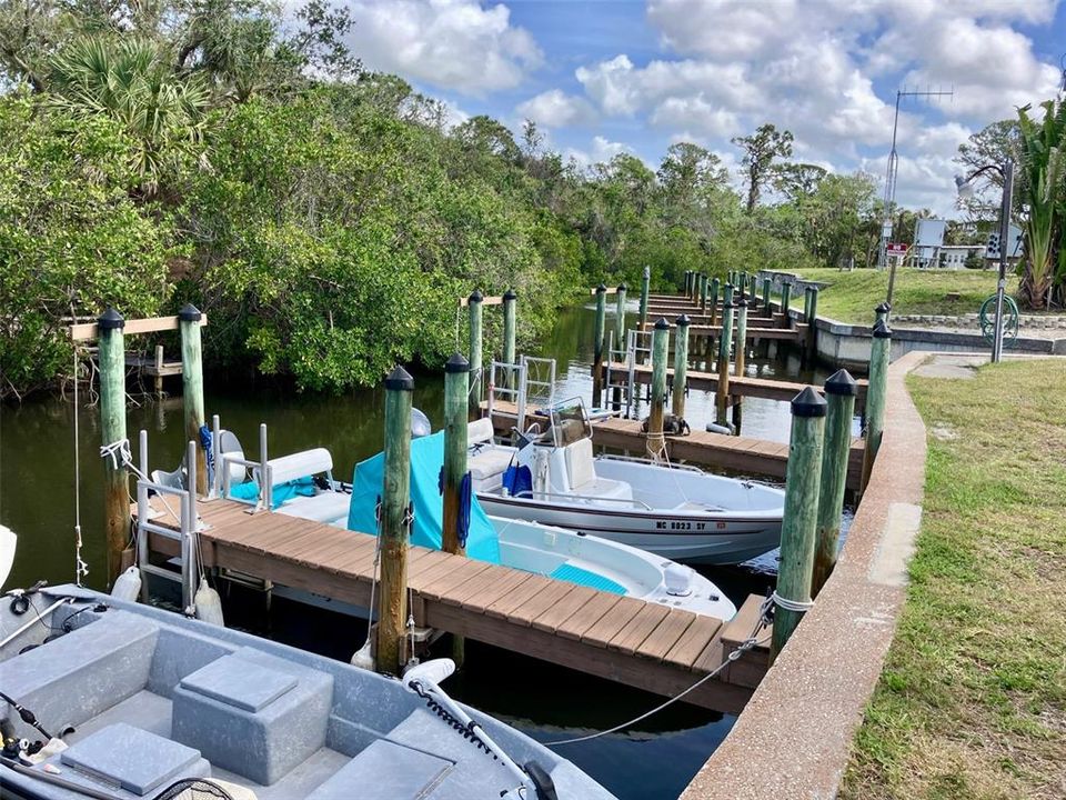 На продажу: $99,900 (2 спален, 2 ванн, 1052 Квадратных фут)