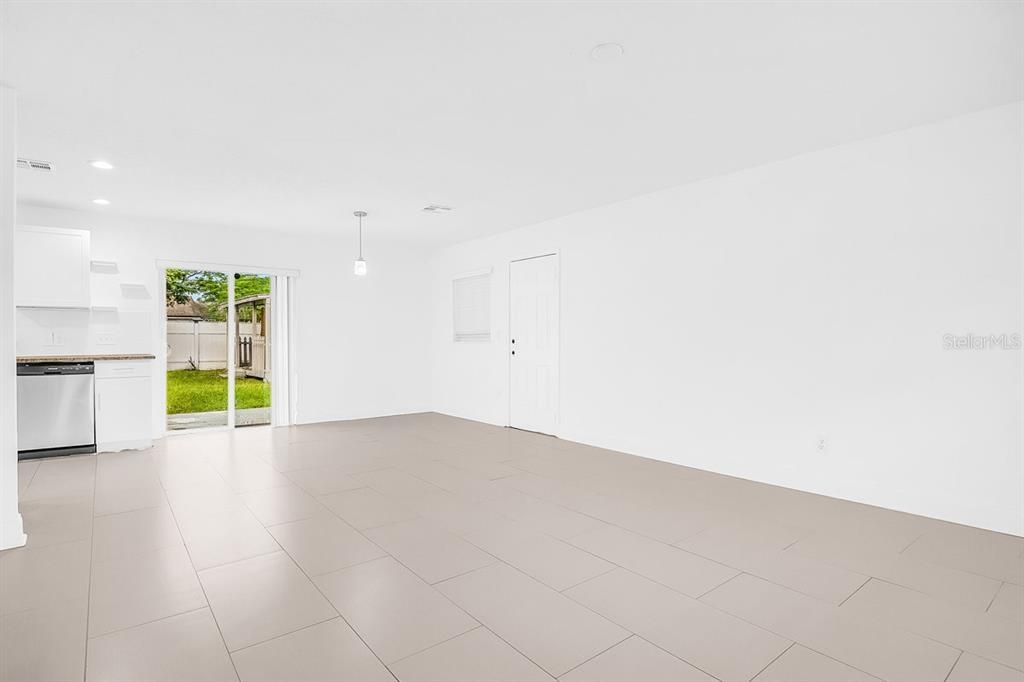 For Sale: $335,000 (3 beds, 1 baths, 1025 Square Feet)