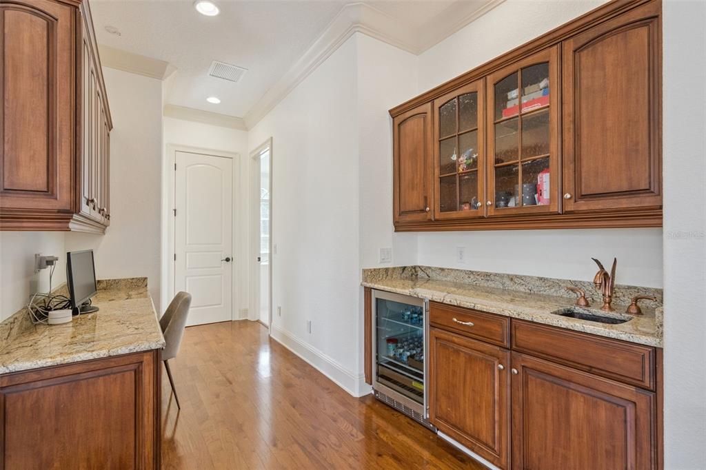 For Sale: $2,299,000 (6 beds, 5 baths, 4679 Square Feet)