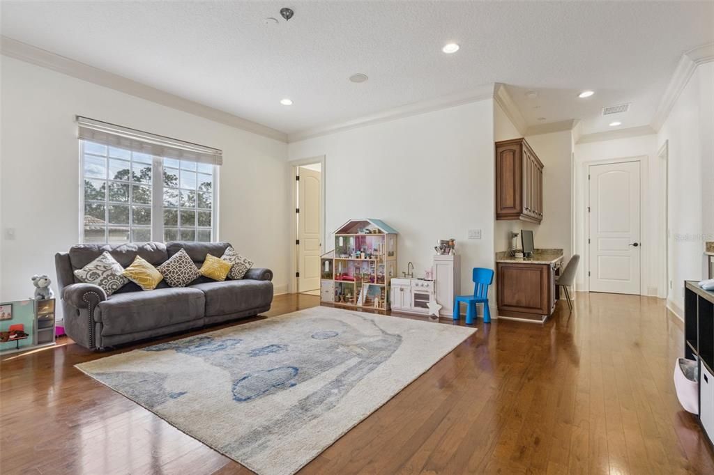 For Sale: $2,299,000 (6 beds, 5 baths, 4679 Square Feet)