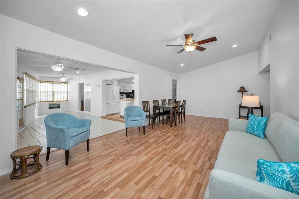 En Venta: $385,000 (3 camas, 2 baños, 1255 Pies cuadrados)