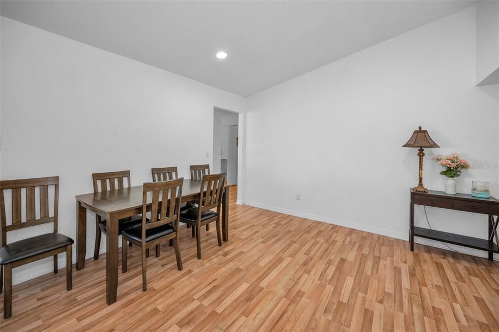 En Venta: $385,000 (3 camas, 2 baños, 1255 Pies cuadrados)