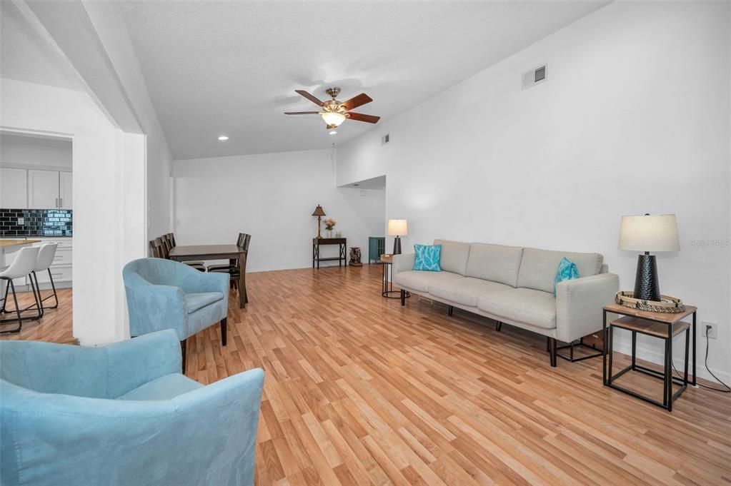 En Venta: $385,000 (3 camas, 2 baños, 1255 Pies cuadrados)