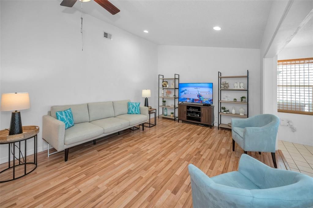 En Venta: $385,000 (3 camas, 2 baños, 1255 Pies cuadrados)