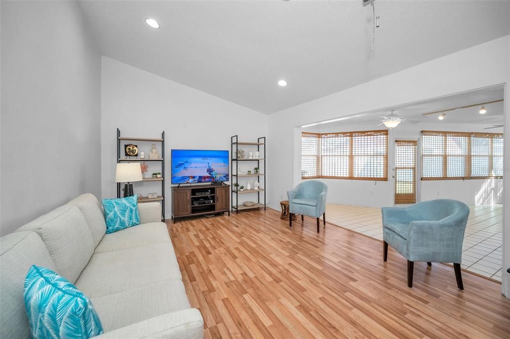 En Venta: $385,000 (3 camas, 2 baños, 1255 Pies cuadrados)