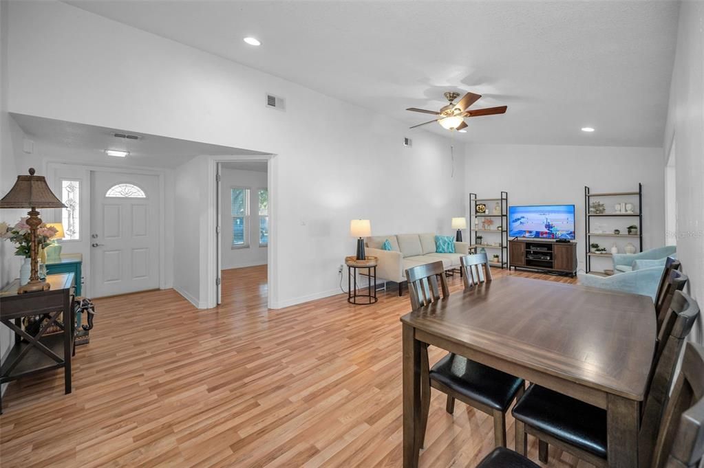 En Venta: $385,000 (3 camas, 2 baños, 1255 Pies cuadrados)