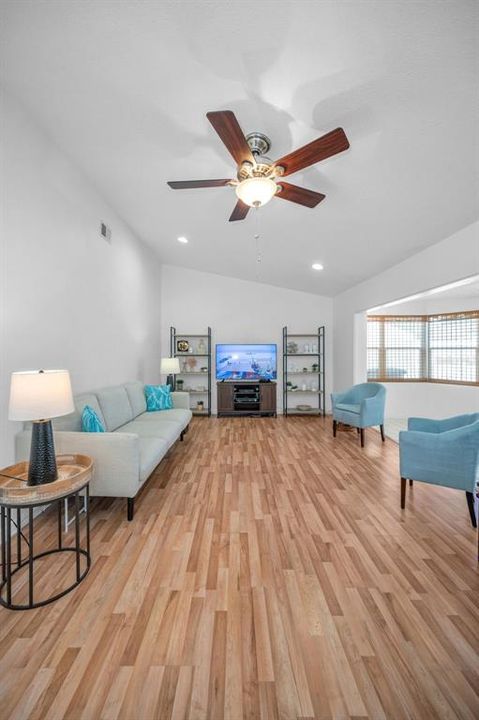 En Venta: $385,000 (3 camas, 2 baños, 1255 Pies cuadrados)