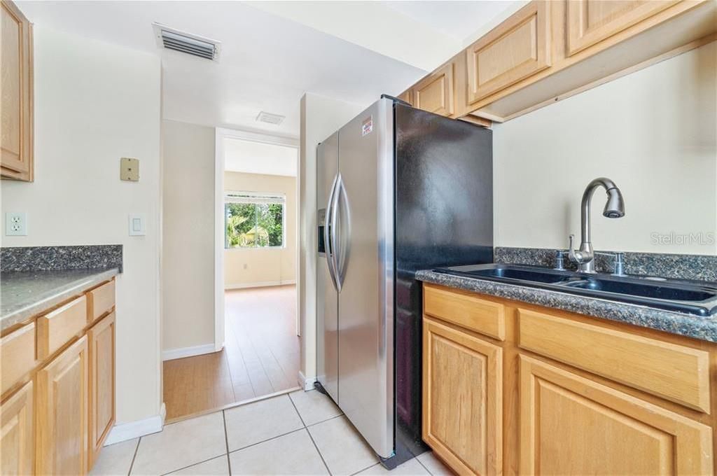 待售: $215,000 (3 贝兹, 2 浴室, 1096 平方英尺)