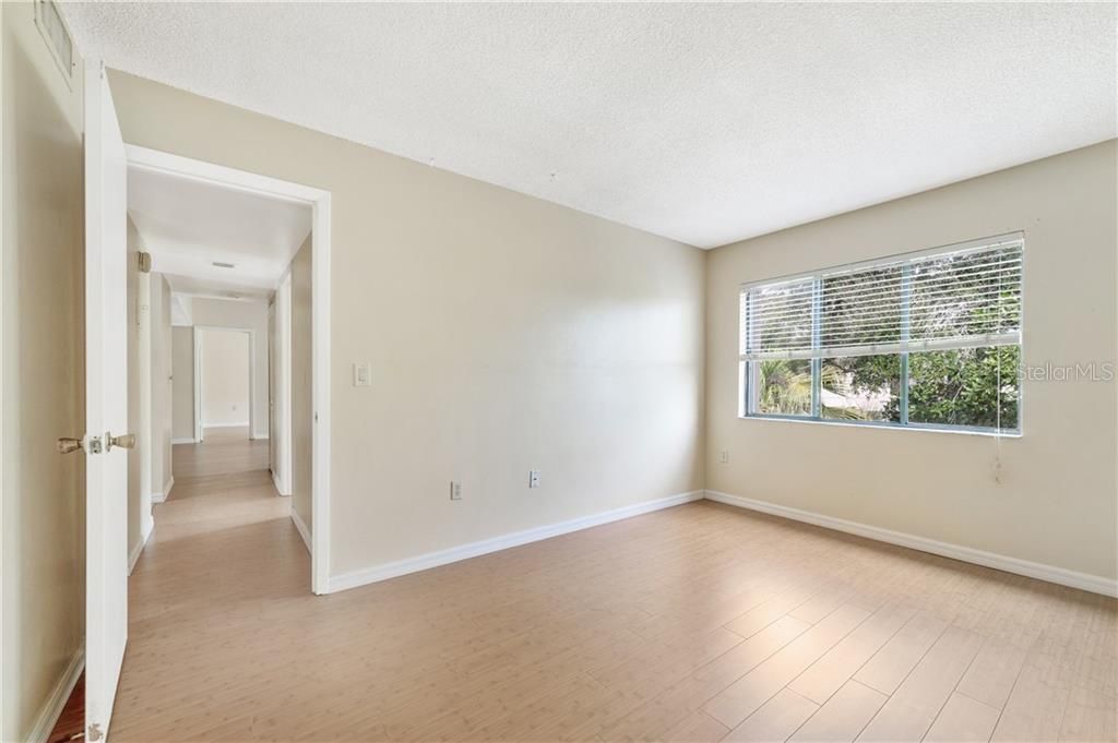 待售: $215,000 (3 贝兹, 2 浴室, 1096 平方英尺)