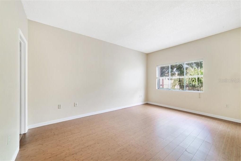 待售: $215,000 (3 贝兹, 2 浴室, 1096 平方英尺)