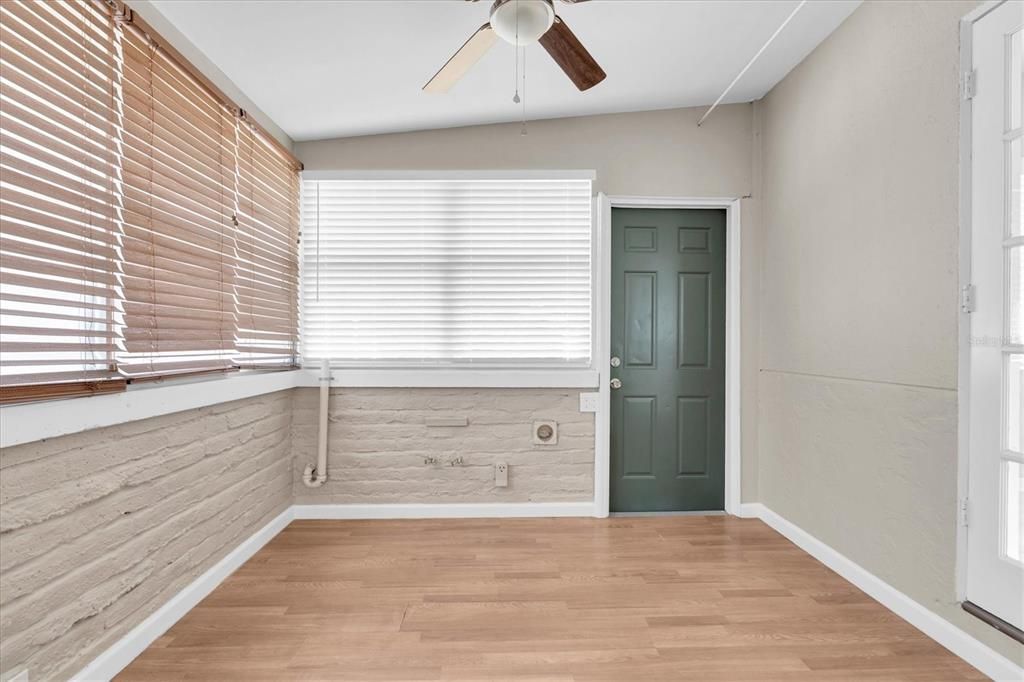 待售: $295,000 (3 贝兹, 1 浴室, 897 平方英尺)