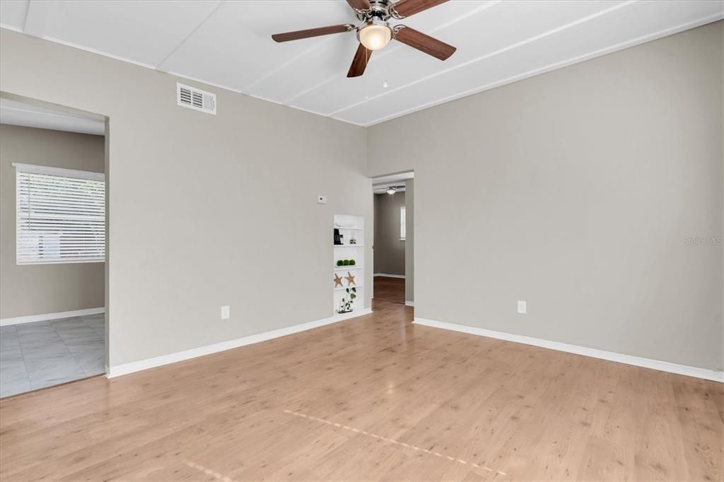 待售: $295,000 (3 贝兹, 1 浴室, 897 平方英尺)