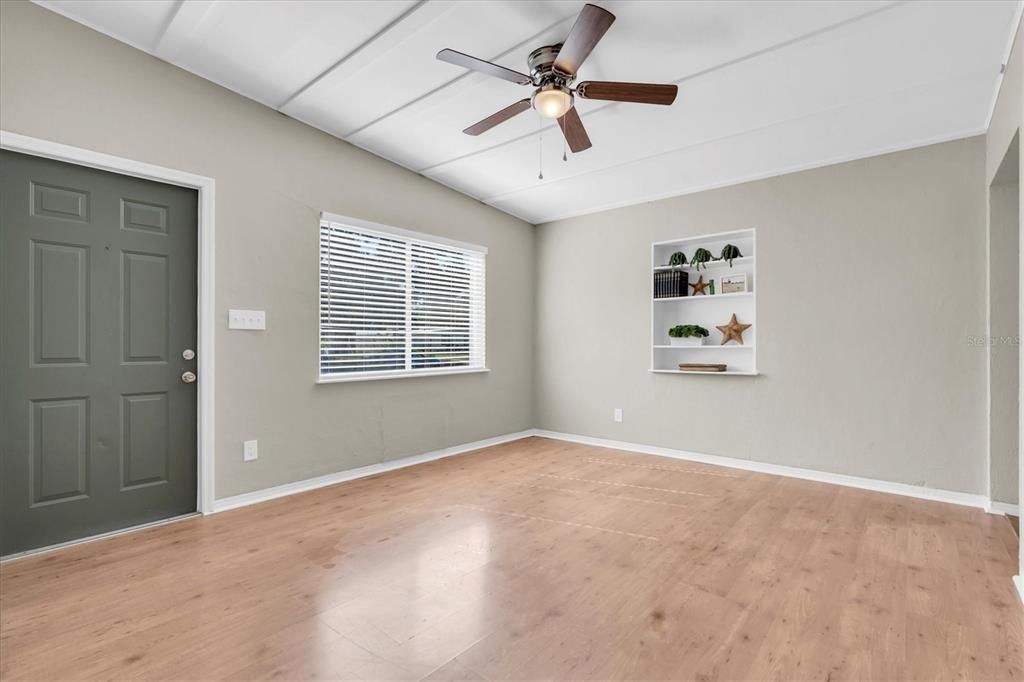 待售: $295,000 (3 贝兹, 1 浴室, 897 平方英尺)