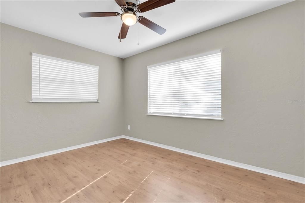 待售: $295,000 (3 贝兹, 1 浴室, 897 平方英尺)