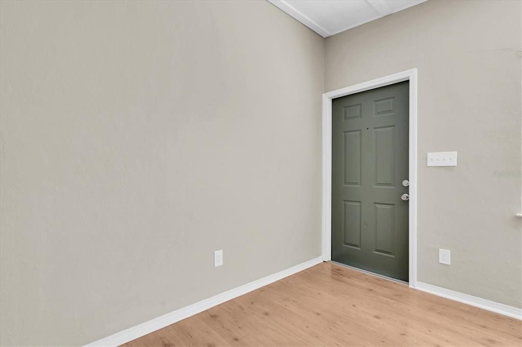 待售: $295,000 (3 贝兹, 1 浴室, 897 平方英尺)