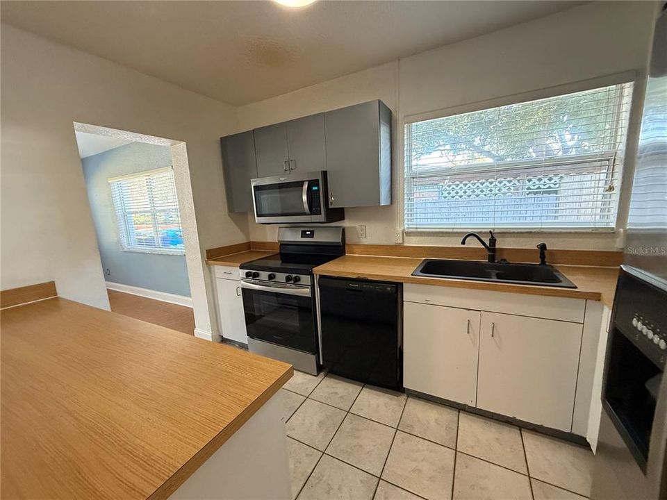 For Rent: $2,300 (2 beds, 2 baths, 1251 Square Feet)